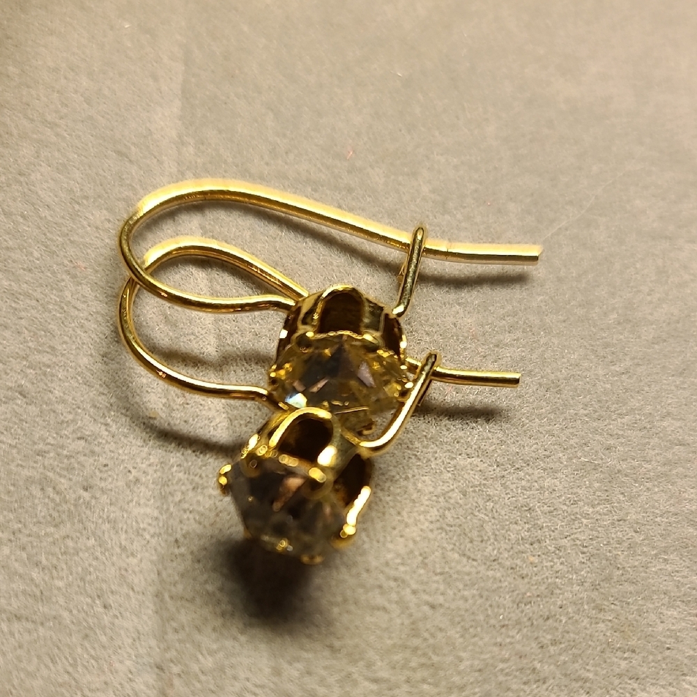 Elegant Gold-Tone Earrings - Picture 2 of 3